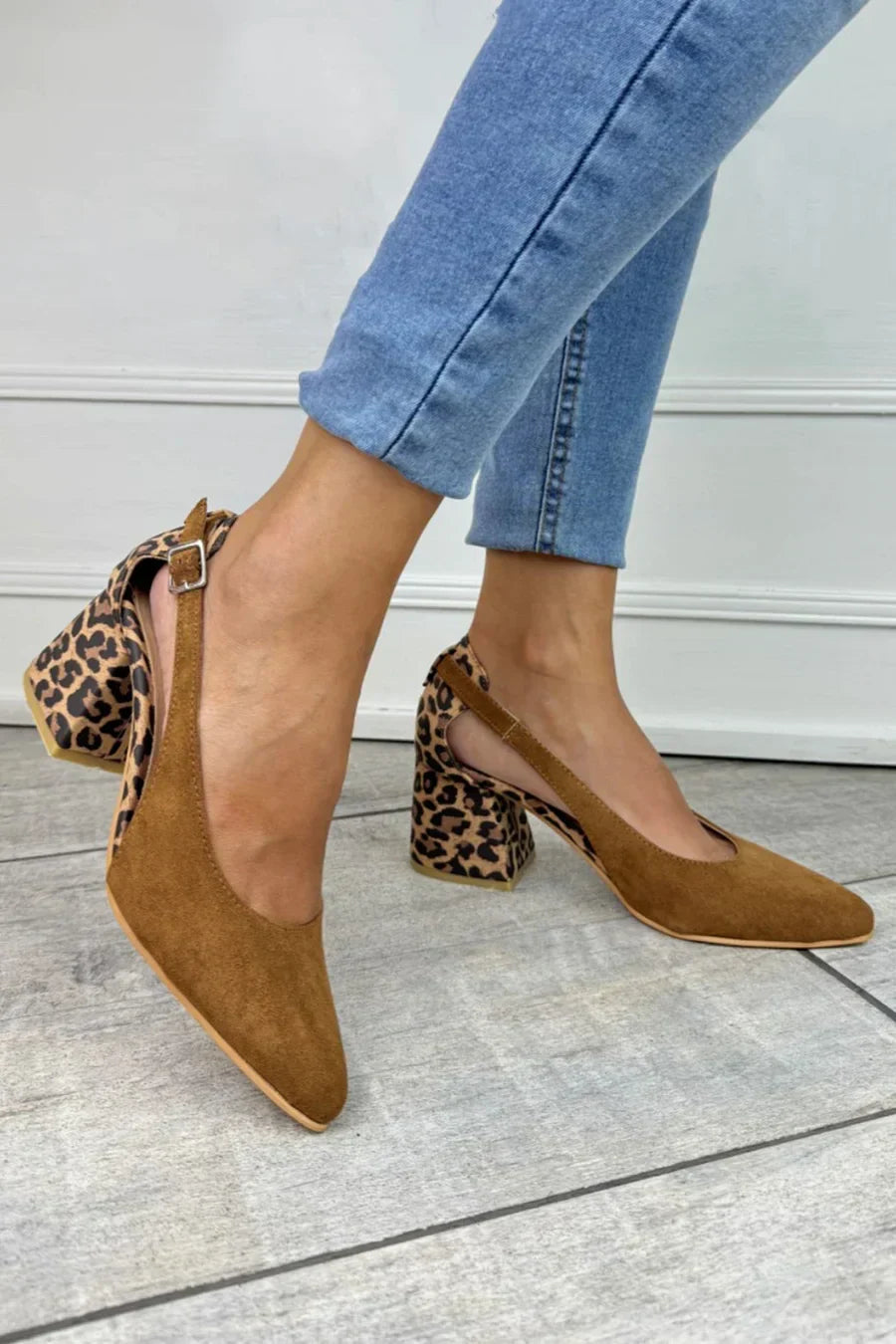 DÉCOLLETÉ SLINGBACK CON TACCO LEOPARDATO