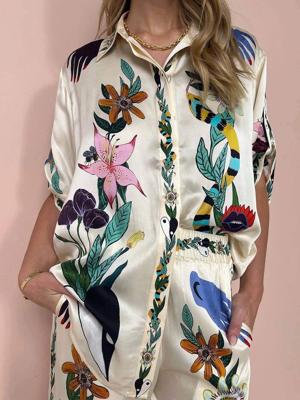 Nika | Set di camicia e pantaloni in satin con stampa unica Vibes Resort