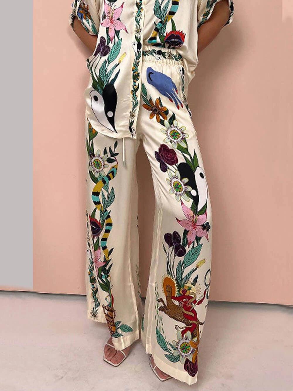Nika | Set di camicia e pantaloni in satin con stampa unica Vibes Resort