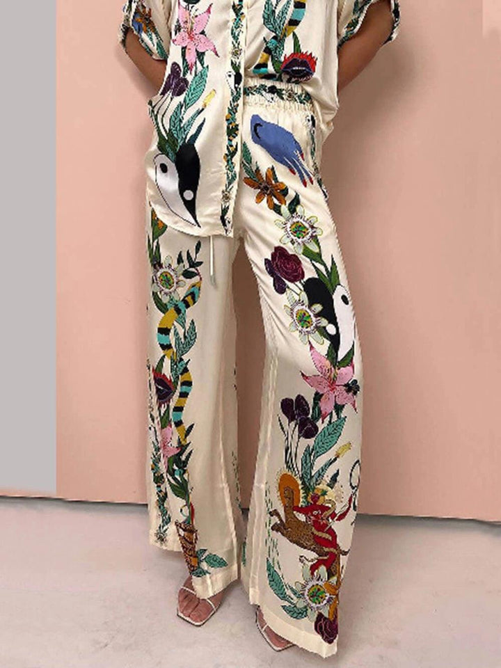 Nika | Set di camicia e pantaloni in satin con stampa unica Vibes Resort