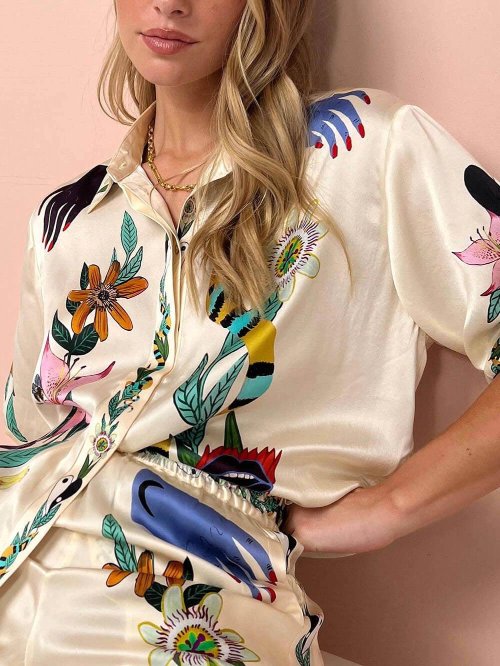Nika | Set di camicia e pantaloni in satin con stampa unica Vibes Resort