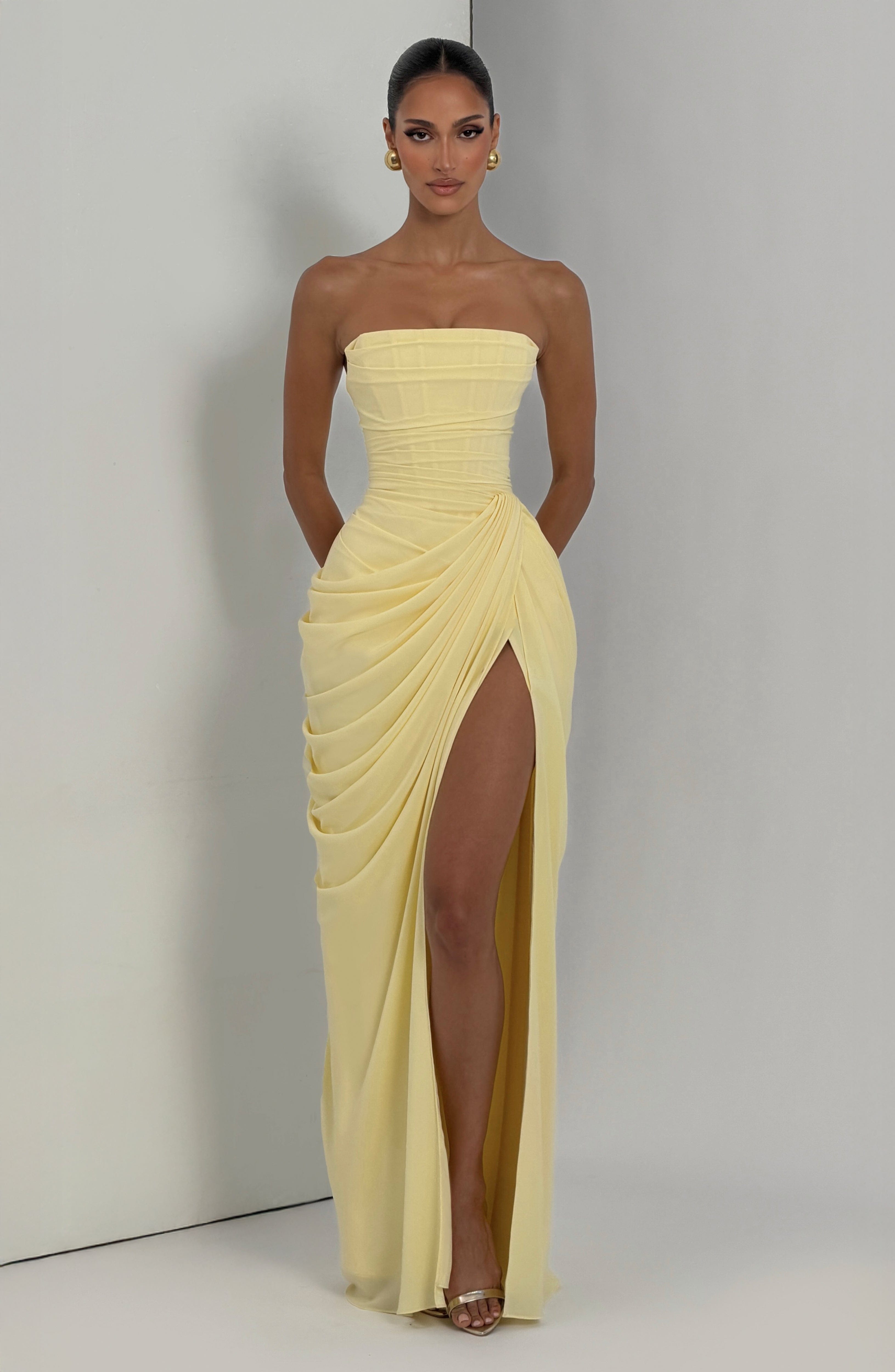 SKY - Eleganza scultorea che definisce la tua figura per le donne